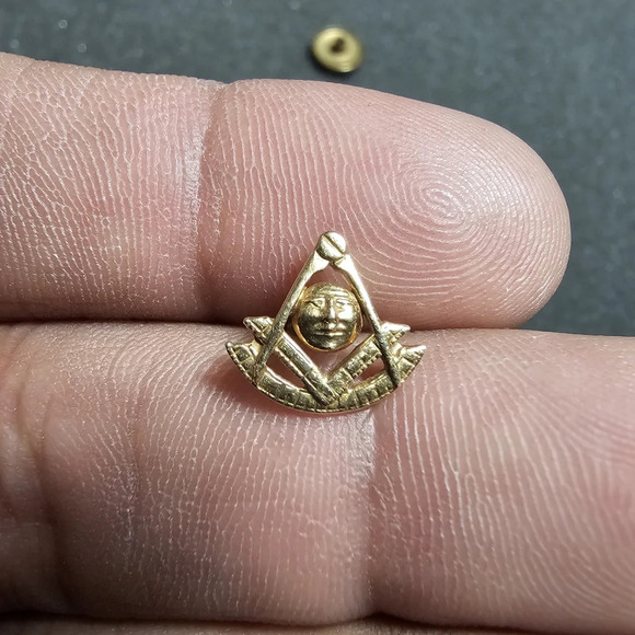 Masonic 14k Gold Small Lapel Screwback Pin Badge 0.7 Grams - Picture 1 of 8